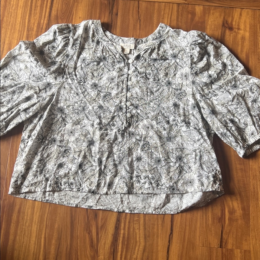 a.n.a Black and White Floral Cropped Blouse Size Large